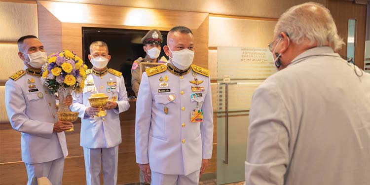 สมเด็จพระเจ้าอยู่หัว ทรงพระกรุณาโปรดเกล้าฯ พระราชทาน แจกันดอกไม้พร้อมกระเช้าของเยี่ยม แก่ ดร.ปราจิน เอี่ยมลำเนา