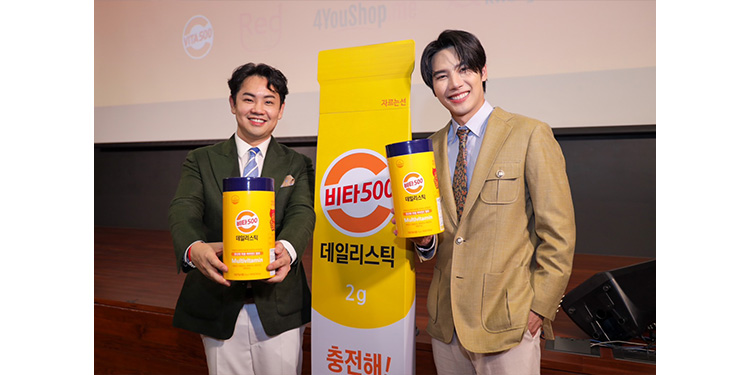 วิต้าห้าร้อย เปิดตัว วิต้าเดลลี่ สติ๊ก วิตามินชนิดผง พกพาสะดวก ​ ดึง “มาร์ค ต้วน” นั่งแท่นพรีเซ็นเตอร์คนแรกในประเทศไทย คาดดันยอดขายแตะ 500 ล้าน ใน 3 ปี   	 บริษัทเรดคาร์เปท มีเดีย แอ