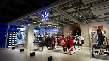 Trendy Corner : adidas Originals Siam Center | Issue 158