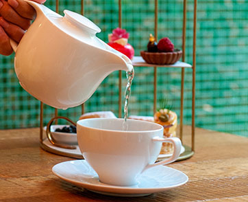 จิบชายามบ่ายในสวนอันร่มรื่น หอมฟุ้งไปด้วยหลากเมนูขนม อบใหม่ ๆ จากเตา | Dusit Gourmet