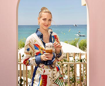 เนสเพรสโซ จับมือ “เคียร่า เฟอร์รังงี” แฟชั่นไอคอนระดับโลก  เจิดจรัสบนพรมแดงเมืองคานส์ พร้อมเดรสโอต์ กูตูร์  รังสรรค์ความปราณีตจากกาแฟแคปซูลรีไซเคิล