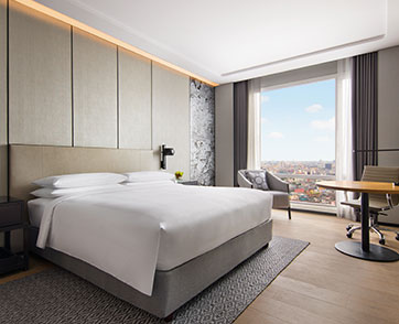 Work From Hotel Suite เปลี่ยนห้องสวีทแมริออท สุรวงศ์  เป็นห้องทำงาน