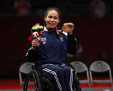 สายสุนีย์ จ๊ะนะ รับเหรียญทองแดงพาราลิมปิก จากการแข่งขันวีลแชร์ฟันดาบ เอเป้ หญิงเดี่ยว คลาสบี