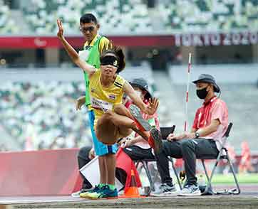  เจนจิรา ปัญญาทิพย์ นักกรีฑาตาบอด กระโดดทำสถิติดีสุด 4.32 เมตร จบที่อันดับ 8