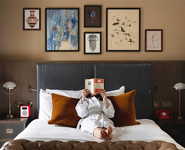 วิถีการเดินทางแบบหนอนหนังสือ โรงแรมและภัตตาคาร Kimpton เปิดตัวคลับคนรักหนังสือใหม่