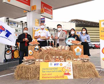 เชลล์ เติมสุข เติมรอยยิ้มให้เกษตรกรไทย แจกไข่ไก่ส่งต่อความสุขแก่ผู้ขับขี่ 