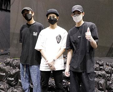 “เติร์ด-ปอร์เช่-แจ๊คกี้ TRINITY” พร้อมใจส่งถุงยังชีพ ช่วยเหลือผู้ประสบภัยน้ำท่วม