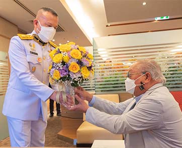 สมเด็จพระเจ้าอยู่หัว ทรงพระกรุณาโปรดเกล้าฯ พระราชทาน แจกันดอกไม้พร้อมกระเช้าของเยี่ยม แก่ ดร.ปราจิน เอี่ยมลำเนา 