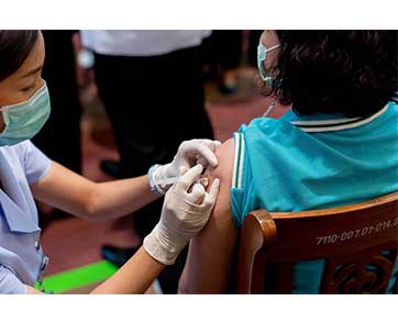 การศึกษาล่าสุดเผย วัคซีนป้องกันโควิด-19 ของแอสตร้าเซนเนก้า และวัคซีน mRNA มีประสิทธิผลในการป้องกันการเสียชีวิตจากโควิด-19 ได้ในระดับสูง