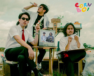 “โบจจิ (Rainy)” ซิงเกิลที่สองจากวง “Cornboi” ที่บอกเล่าเรื่องราวร้าย ๆ ที่เกิดขึ้น ผ่านดนตรีสวย ๆ และท่วงทำนองที่สัมผัสได้ถึงความหวัง