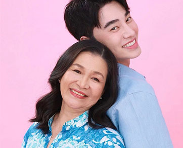 อบอุ่นใจที่สุด! 3 แม่ลูกคนดังแชร์โมเมนต์สุดน่ารักในลุคดีต่อใจจากจิม ทอมป์สัน  ควงคุณแม่คนสวยอวดลุคโทนฟ้าแบบปังคูณสอง 