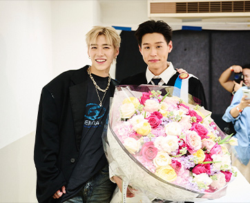 บิวกิ้น พุฒิพงศ์ อัสสรัตนกุล ศิลปินสุดฮอต เจ้าของเพลง “Daily Magic” จบปริญญาตรีจากคณะพาณิชยศาสตร์และการบัญชี หลักสูตรนานาชาติ เกียรตินิยมอันดับ 2