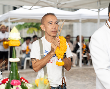 “พิง ลำพระเพลิง” คัมแบ็ค! เขียนบท-กำกับหนังรอบ 7 ปี  นำทีม “เก้า-ฝน-ชิน” บวงสรวงภาพยนตร์ “แสนสนั่น พันธุ์สั่นสู้”