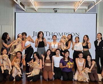 เอ็นดูไม่ไหว! จิม ทอมป์สัน เปิดบ้านจัดคลาสโยคะกับน้องหมาจาก Puppy Yoga BKK  เติมเอนเนอร์จี้ให้ใจฟูกับแก๊งมะหมาสุดคิวต์