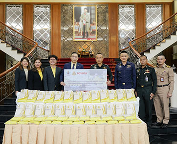 โตโยต้ามอบข้าวสารจากโรงสีข้าวรัชมงคล จำนวน 5,000 กิโลกรัม แก่กระทรวงกลาโหม เพื่อถวายเป็นพระราชกุศลแด่พระบาทสมเด็จพระเจ้าอยู่หัว 