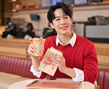  Tim Hortons ชวน “วอร์ วนรัตน์” รับบทบาริสต้าหนุ่ม พาทุกคนไปลิ้มรสความอร่อยของกาแฟพรีเมียมอาราบิก้าแท้ 100% และอาหารทำสดใหม่จานต่อจานผ่านกิจกรรมเวิร์ค