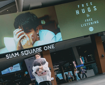 MEYOU เซอร์ไพรส์ Free Hug กลางสยามฯ!!  ตามหาคนกอดหมอน