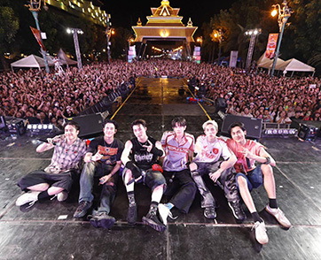 “ขอนแก่น” ลุกเป็นไฟ!! คลื่นมหาชนแน่นถนนข้าวเหนียว ปิดฉากแลนด์มาร์คสงกรานต์ภาคอีสานสุดยิ่งใหญ่!!