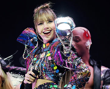 ลิซ่า ซูเปอร์สตาร์ สะกดทุกสายตา ปลุกเวที Coachella 2025 ในลุคคัสตอมจากคริสตัลสวารอฟสกี้