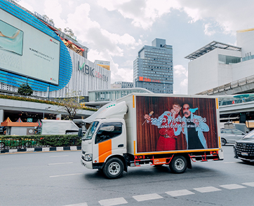 “พี่เบิร์ด ธงไชย X โจอี้ ภูวศิษฐ์” ส่งรถแห่ “ด็อกเตอร์แดนซ์ซิ่ง” เคลื่อนขบวนเสิร์ฟความม่วนทั่วกรุง