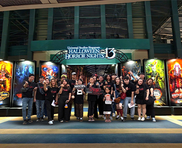 เมเจอร์ ซีนีเพล็กซ์ จับมือ เนสกาแฟ เบลนด์ แอนด์ บรู พาผู้โชคดีตะลุยสิงคโปร์! สัมผัสความหลอนใน “บ้านผีสิงธี่หยด” ที่ Universal Studios Singapore