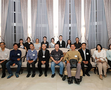 คุณชโลทร ศิวารัตน์ บรรณาธิการบริหารนิตยสาร MiX เข้าอวยพรปีใหม่ ดร.แดน  พร้อมร่วมงาน "สารชนมณฑล" แลกเปลี่ยนมุมมองพัฒนาสื่อในบรรยากาศอบอุ่น