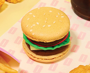 หลอกตาไม่หลอกใจ “SOURI” ทำเซอร์ไพรส์ เปิดตัว “Hamburger Fatcaron” พลิกนิยามความอร่อยรับ April Fools’ Day 2026