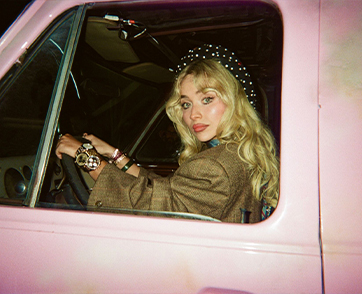 Sabrina Carpenter ปล่อยเอ็มวี “House Tour” ชวนแก๊งเพื่อนสาวสวยแสนซนถล่มคฤหาสน์หรู อุ่นเครื่องก่อนจัดเต็มกับโชว์สุดพิเศษใน Coachella สุดสัปดาห์นี้