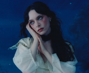 Holly Humberstone ปล่อย Cruel World อัลบั้มเต็มชุดที่ 2 พร้อมเพลงเพราะ “Beauty Pageant” ได้รับเสียงชื่นชมล้นหลามหลังขึ้นเวที Coachella 2026 