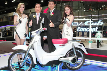 ฮอนด้ากระหึ่ม Motor Show เผยโฉมรถจักรยานยนต์ไฟฟ้าต้นแบบแห่งอนาคต Honda EV-Cub 